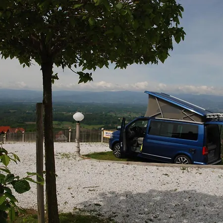 Weinberg-panorama- Camping